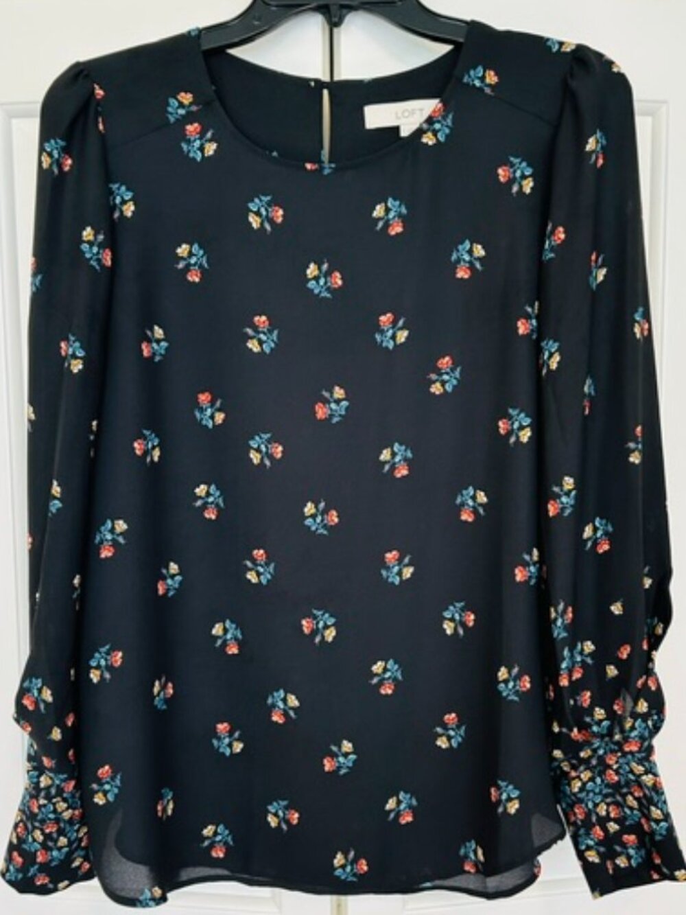 LOFT Black Ditsy Floral Gold Button Keyhole Back Wide Cuff Blouse Small EUC